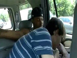 Црни геј момци јебу беле свеже типове