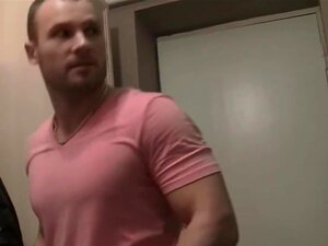 Thailändska horan Miranda i dubbel penetration sex,