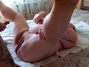 Sperma auf der geschwollenen Muschi einer übergewichtigen Frau