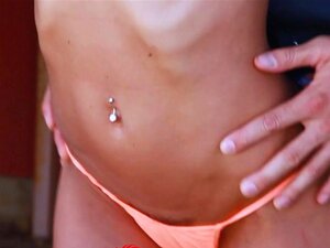 Digitaler Spielplatz - Bikini-Mädchen fickt den Mechaniker