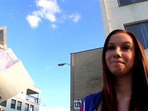 Unwiderstehliches Geldangebot. Die Schönheit ist bereit, ihre saftige