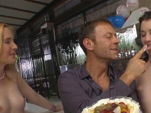 Spalanca la glassa sui loro corpi naturali e leccala via. Ne segue un