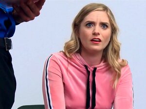 Zärtliche Blondine schreit vor Schmerz durch das tiefe Ficken