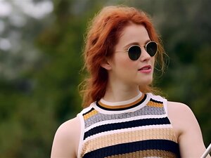 MILF rothaarige Schönheit Heidi Romanova spielt nackt Golf und sieht