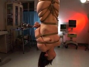 Auspeitschen einer japanischen Krankenschwester kopfüber.