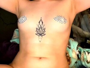 Solo stor röv brunett använder leksak