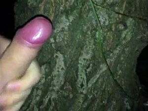 Solo-Masturbation im Wald