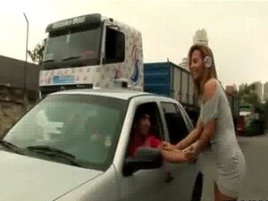Dirty ladyboy verliest controle
