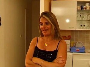 Une MILF coincée se fait double pénétrer hardcore