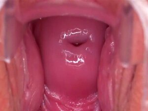 Freche tschechische Süße spreizt ihren rosa Schlitz bis zum