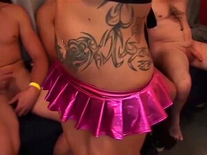 Bystig tatuerad brud i riktig gangbang