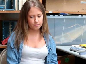 Huolestunut söpöläinen varas nai turvallisuutta päästäkseen