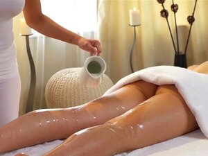 Sötnos får lesbisk massage i olja