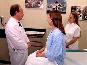 eine echte Prüfungsepisode von einer lockigen Frau,