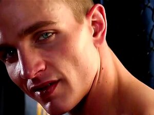 Solo gespierde pornoster trekt pik, Solo gespierde pornoster Marcus