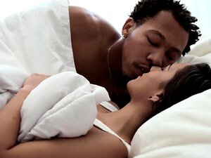 Schwarzer Freund fickt süße Freundin mit seinem großen Schwanz.