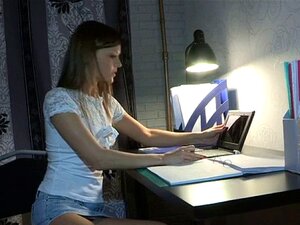 Sexappeal runde Arsch-Tussi spreizt lange Beine weit. Sexappeal runder