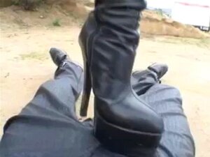 Kink-Spiel mit einer Tussi in Stiefeln und Latex