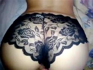 Haar van achteren neuken en op haar slipje klaarkomen