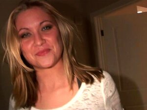 Vakre Latina-jente gjør sin første porno under Super Bowl-festen på
