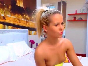 Dieses blonde Mädchen zeigt ihren Körper auf dem Bett. Dieses blonde