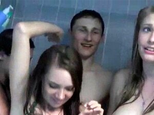 Des mignonnes de la fac baisent hardcore sous la douche. Des