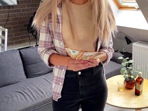 Meine Stiefschwester mit einem großen Arsch hat das Geld genommen und