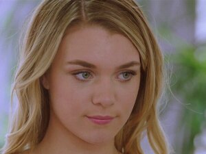 Gabbie Carters Verlangen, weit geöffnet zu werden, wird wahr. Gabbie