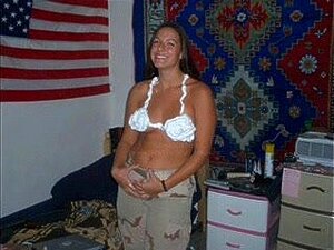 Irak + Armee Frauen + Kamera + Zeit = (UNZENSIERT)