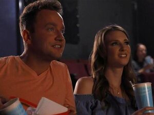 Habe meine geile Freundin im Kino gefickt