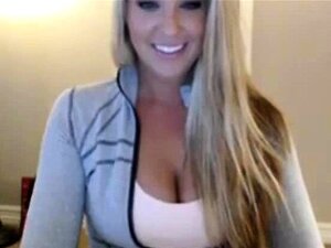 Heiße blonde Webcam-Girl zieht sich nackt aus