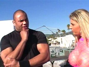 Randy blonde gang bang in de zon