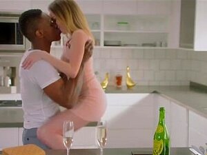 PIMENSI Petite blondi, jolla on suurin bbc maailmassa