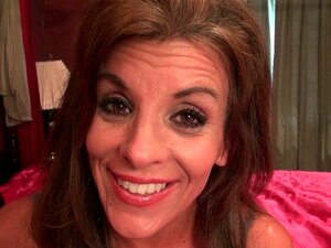Milfs americanas Katrina e Lexxi fodem um dildo
