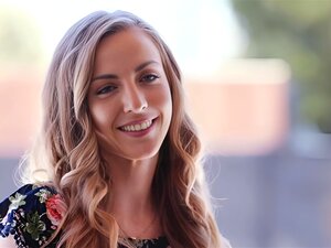 Alexis Fawx und Karla Kush sind beide in der Küche und bereiten etwas