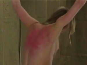 Debbi und Kia werden ausgepeitscht. Debbi und Kia sind