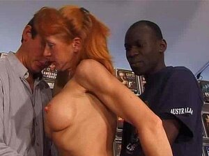 Volwassen Ginger Slet Heeft Een Driemanschap Met Zwarte En Witte