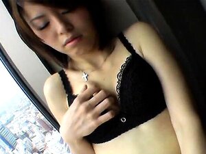 Solo-Session, bei der die asiatische Babe ihre nasse Fotze reibt