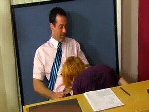 Schwuler Jocks-Lehrer Mike Manchester arbeitet spät, aber er hat