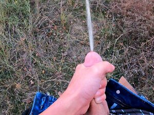 Süßer 18-jähriger Junge kann Pisse nicht halten und stöhnt vor