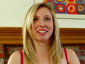 Une mignonne éjaculation faciale. Une mignonne blonde en POV se fait