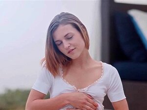 Соло бринета се самозадовољава. Соло