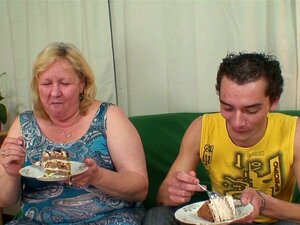 Огромне сисе маћеха по праву га