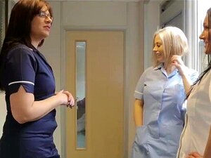 Femdom-Krankenschwestern kümmern sich aggressiv um Schwänze