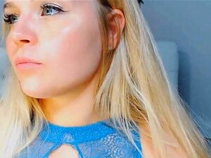 Hete en volle shemale houdt van een handjob met haar grote lul