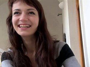 Magra brunetta amatoriale ceca mostra le sue piccole tette e si fa