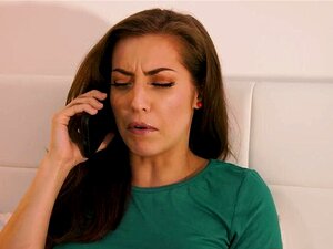 Spencer Bradley pratar i telefon med en vän om Spencers styvbror