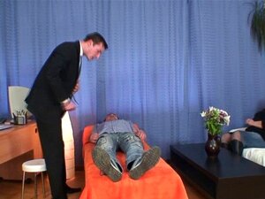 Grote oma rijdt en zuigt beide lullen. Grote oma rijdt en zoog beide