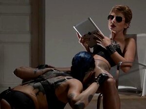 Tatuerade lesbiska njuter av sex med strap-on