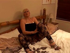 Blonde rijpe dame in panty's deel3